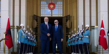 FOTO / “Me mikun e çmuar…”, Rama takohet me Erdogan pas Samitit të NATOs-. Ja çfarë thotë Kryeministri