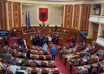 Tension jashtë dhe debat brenda Kuvendit, Bardhi dhe Peleshi përplasen për marrëveshjen me SHBA