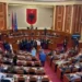 Tension jashtë dhe debat brenda Kuvendit, Bardhi dhe Peleshi përplasen për marrëveshjen me SHBA