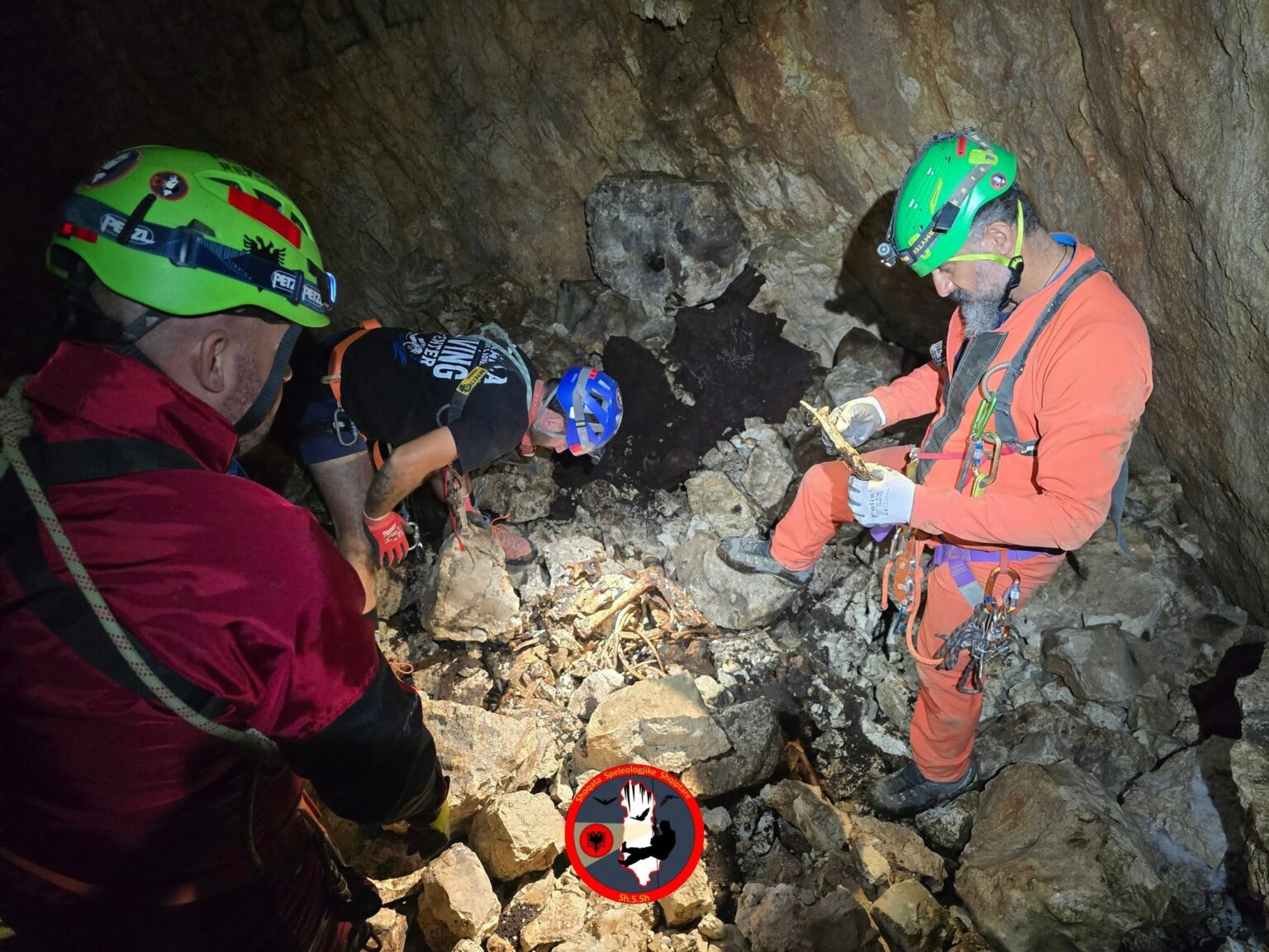 Zbulim i rrallë në Llogara  speleologët gjejnë një shpellë 70 metra të thellë me eshtra kafshësh të egra  FOTO 