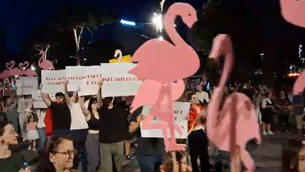  Shqipëria kërkon revolucion   protestuesit mbyllin protestën para Kryeministrisë  nisin marshimin nëpër Tiranë