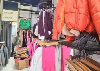 Çmimet e veshjeve “fluturojnë”, Shqipëria bëhet më e shtrenjta në rajon