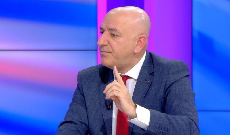 Berisha si Guliveri  ngatëron me dashje  liliputët  me  gjigandët 