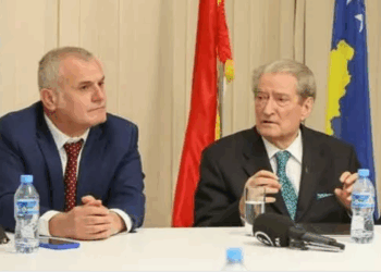 “Deputetët nuk zgjidhen për të lënë bosh karriget”, Leskaj kritikon bojkotin e PD-së