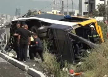 Aksidenti në autostradën Tiranë-Durrës/ Nënë e bijë humbën gjymtyrët, familjarja rrëfen dramën: Barriera përshkoi autobusin mes për mes