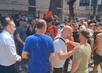 “Opozitë e shitur”/ Protestuesit përplasen me deputetët, “nuk i kursehen” as Goxhajt: Mos bëj negociata