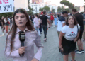 VIDEO / Protestuesit paqësorë sulmojnë gazetaren e TCH: Ik moj e qelbur! Uuuuuuu!