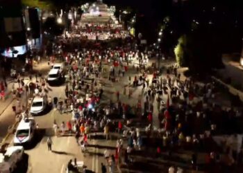 Protesta fillon xhiron e darkës nëpër Tiranë