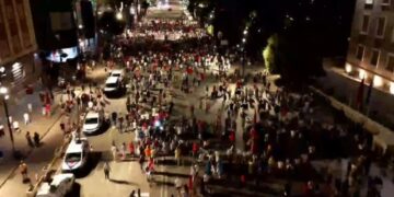 Protesta fillon xhiron e darkës nëpër Tiranë