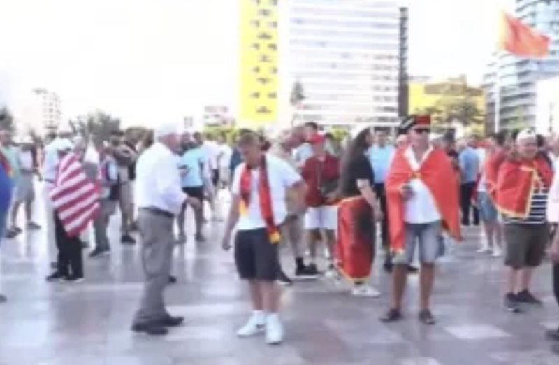 Protesta  nis grumbullimi i qytetarëve në sheshin  Skënderbej 