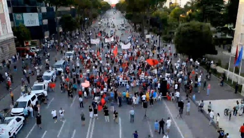 Qëndrestarët e protestës dhe anti kultura e urrejtjes