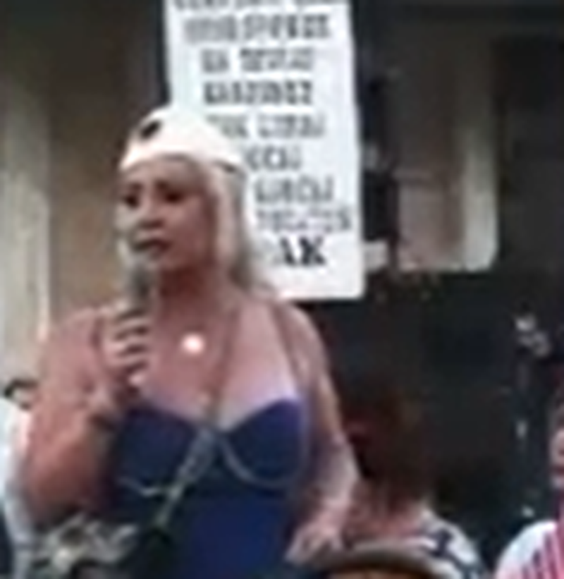 VIDEO    Marrin nga 20 mijë euro për koncert   protestuesja sulmon artistët  Noizy këtu rri si plehrë sepse 