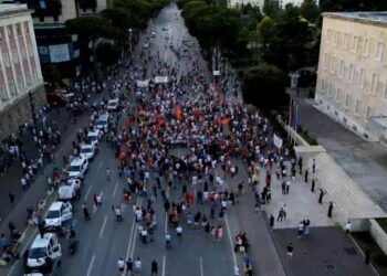 Dalin mesazhet, organizatorët pranojnë rënien e protestës: Ta ndërpresim… (FOTO)