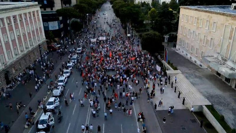 Dalin mesazhet  organizatorët pranojnë rënien e protestës  Ta ndërpresim   FOTO 