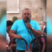 Habi dhe humor në protestë, qytetarët lënë mesazhet politike dhe nisin përshëndetjet për shoqërinë (VIDEO)
