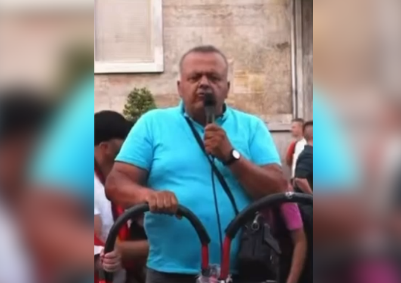 Habi dhe humor në protestë  qytetarët lënë mesazhet politike dhe nisin përshëndetjet për shoqërinë  VIDEO 