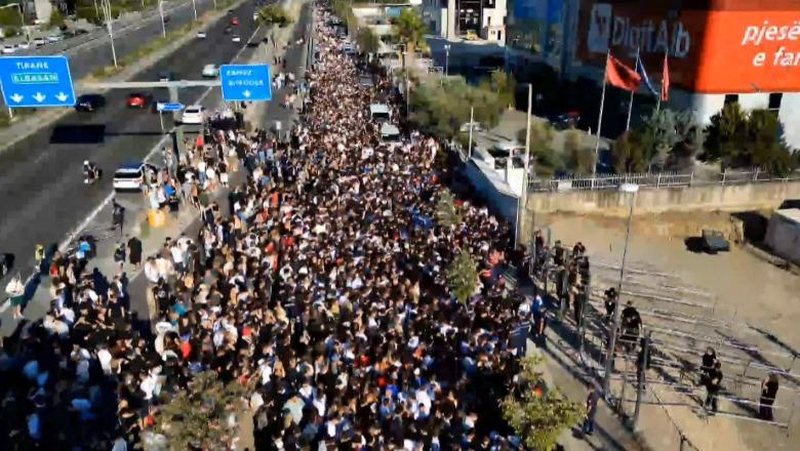VIDEOLAJM  Koncerti i Kanye West në Tiranë  fansat  pushtojnë  rrugën që të çon drejt stadiumit  Eagle 
