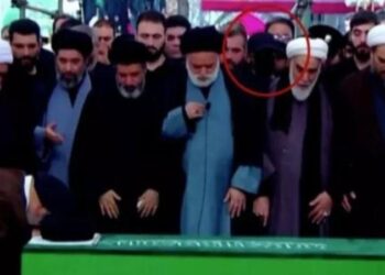 Mungesa e Mojtaba Khameneit dhe burri me maskë pranë arkivolit, pamjet që kanë ndezur spekulimet në Iran