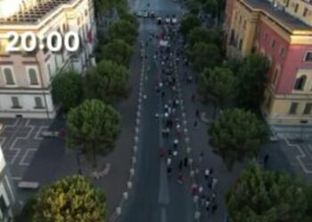 VIDEOLAJM/ Protesta në ditën e 44-t, ja pjesëmarrja e qytetarëve në orën 20:00