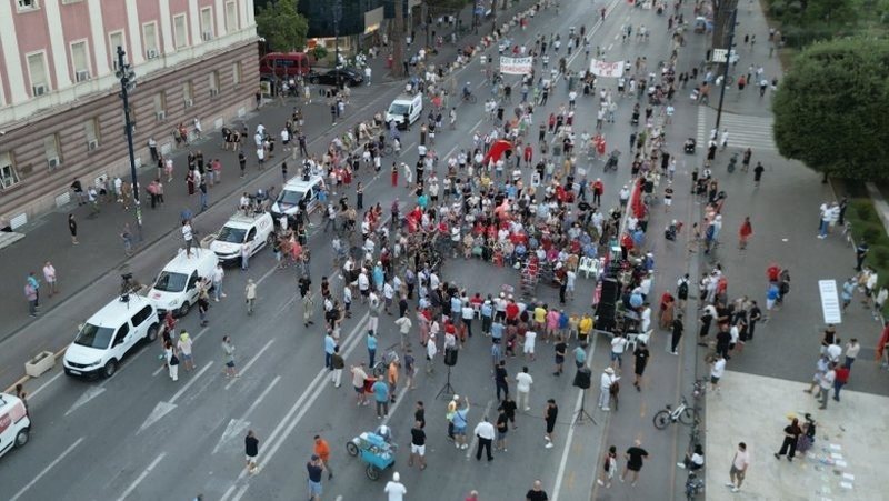 a-ka-me-fuqi-protesta-te-prodhoje-stuhi-lajmesh-perendimore