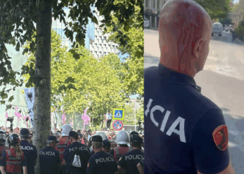 VIDEOLAJM / Protestuesit sulmojnë me gurë Policinë, plagoset në kokë një efektiv