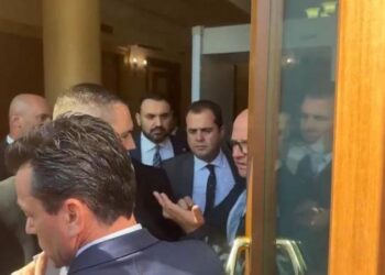 “E kam shlyer dënimin”, Agron Shehaj përplaset me Gardën, nuk lejohet të futet në Parlament
