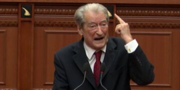 “Në pushtet nuk vihet me broçkulla”, Spaho përgënjeshtron Berishën pas deklaratave se ndaj protestuesve u përdorën lëndë kimike