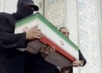 Maska e zezë që trazoi Iranin, ja kush ishte personi që u shfaq në funeralin e Ali Khameneit