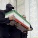 Maska e zezë që trazoi Iranin, ja kush ishte personi që u shfaq në funeralin e Ali Khameneit