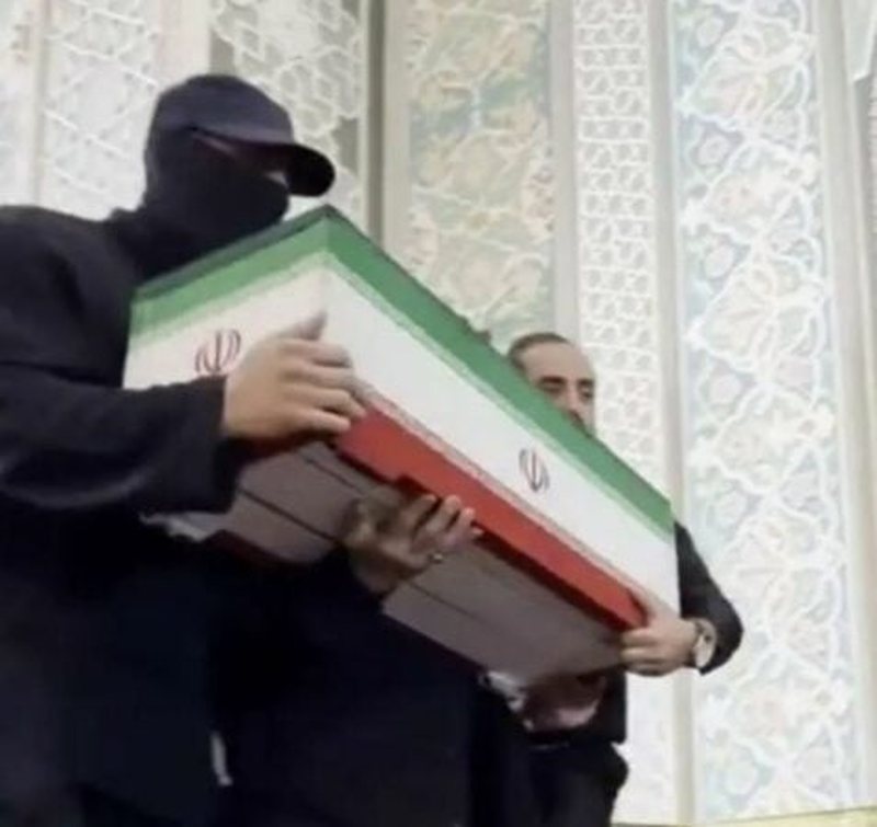 Maska e zezë që trazoi Iranin  ja kush ishte personi që u shfaq në funeralin e Ali Khameneit