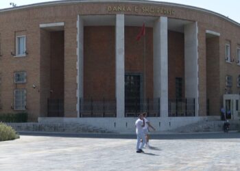 Banka e Shqipërisë heq licencat për 83 zyra këmbimi valutor, zbardhen shkeljet