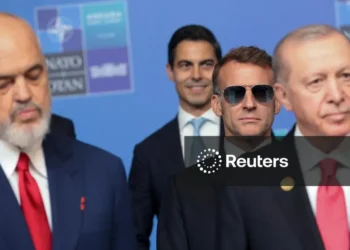 Erdogan habit liderët e vendeve të NATO-s, u dhuron pistoleta me emrat e tyre të gdhendur! Starmer e refuzon sepse…