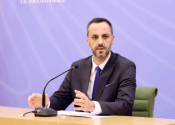 “Edhe qorr, edhe llapë, edhe ballist, edhe me call center”, Rama ironizon komentuesin në rrjetet sociale