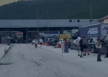 Radhë të gjata në Kapshticë pas defektit në sistemin e policisë greke, rikthehet sinjali pas disa orësh ndërprerje
