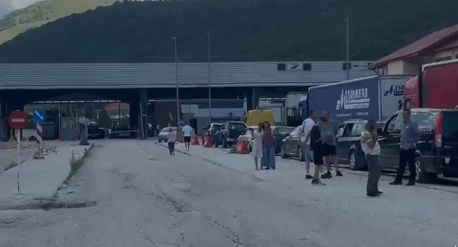 Radhë të gjata në Kapshticë pas defektit në sistemin e policisë greke  rikthehet sinjali pas disa orësh ndërprerje