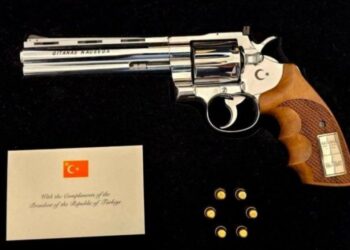 Ia dhuroi Erdogani! Revolveri i Edi Ramës do të vendoset në muzeun e Kryeministrisë