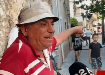 Flakët përfshijnë një objekt në Durrës, shoqërohet një person. Banori: Është zjarrvënie e qëllimshme