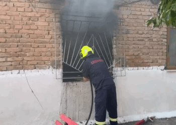 Humbi jetën nga zjarri që përfshiu banesën, 70-vjeçari ia vuri vetë flakën shtëpisë