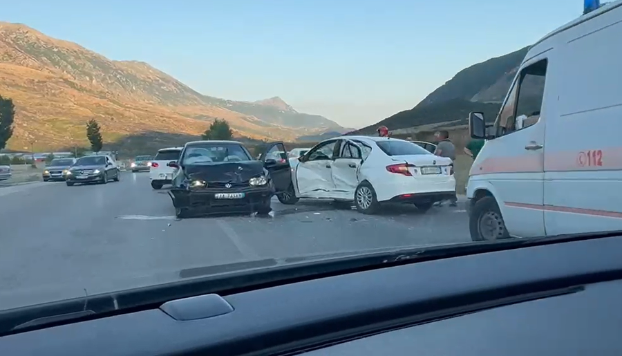 Tjetër aksident në aksin Gjirokastër Tepelenë  përplasen dy automjete