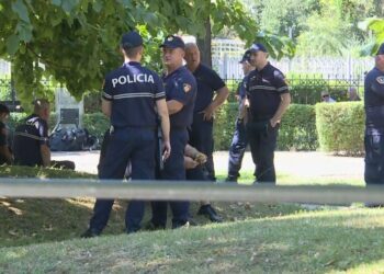 Masa të forta sigurie jashtë Kuvendit, policia rrethon godinën