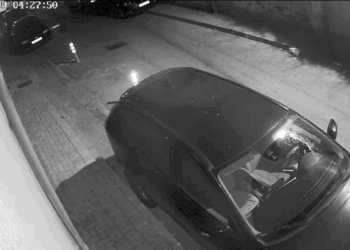 Grabitje në Durrës, autori futet në një makinë të hapur dhe largohet me sendet e pronarit