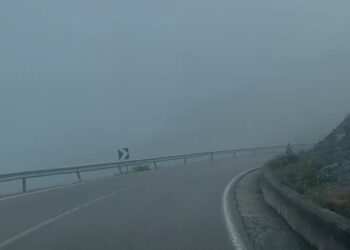 Mjegull e pazakontë mbulon Liqenin e Fierzës, fenomen i rrallë për korrikun