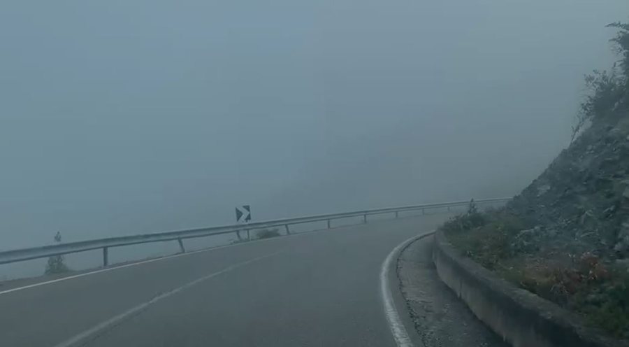 Mjegull e pazakontë mbulon Liqenin e Fierzës  fenomen i rrallë për korrikun