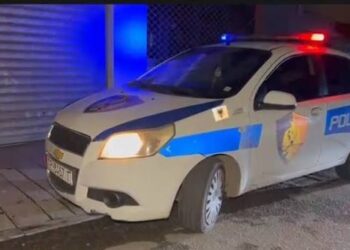 Njerku dhunon rëndë 18-vjeçarin në Korçë, i riu transportohet në spital