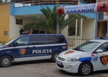Dhunuan dhe kërcënuan me thikë oficerin e Policisë në Sarandë, shpallen në kërkim 3 autorët