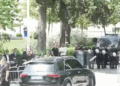 Protestuesit qëllojnë me vezë makinat e Kumbaros e Çuçit, deputeti ua kthen me batutë