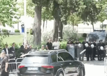 Protestuesit qëllojnë me vezë makinat e Kumbaros e Çuçit, deputeti ua kthen me batutë