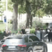 Protestuesit qëllojnë me vezë makinat e Kumbaros e Çuçit, deputeti ua kthen me batutë