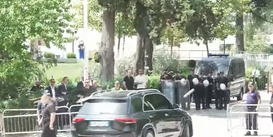 Protestuesit qëllojnë me vezë makinat e Kumbaros e Çuçit  deputeti ua kthen me batutë