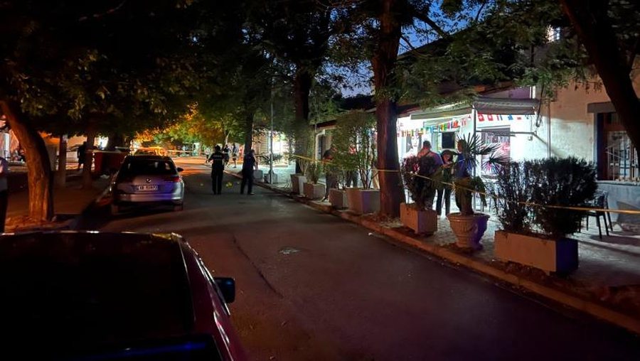  Një oficer ndodhej në lokal   Policia reagon për atentatin në Elbasan  Pasi plagosi tre vetë  autori hodhi pistoletën dhe 
